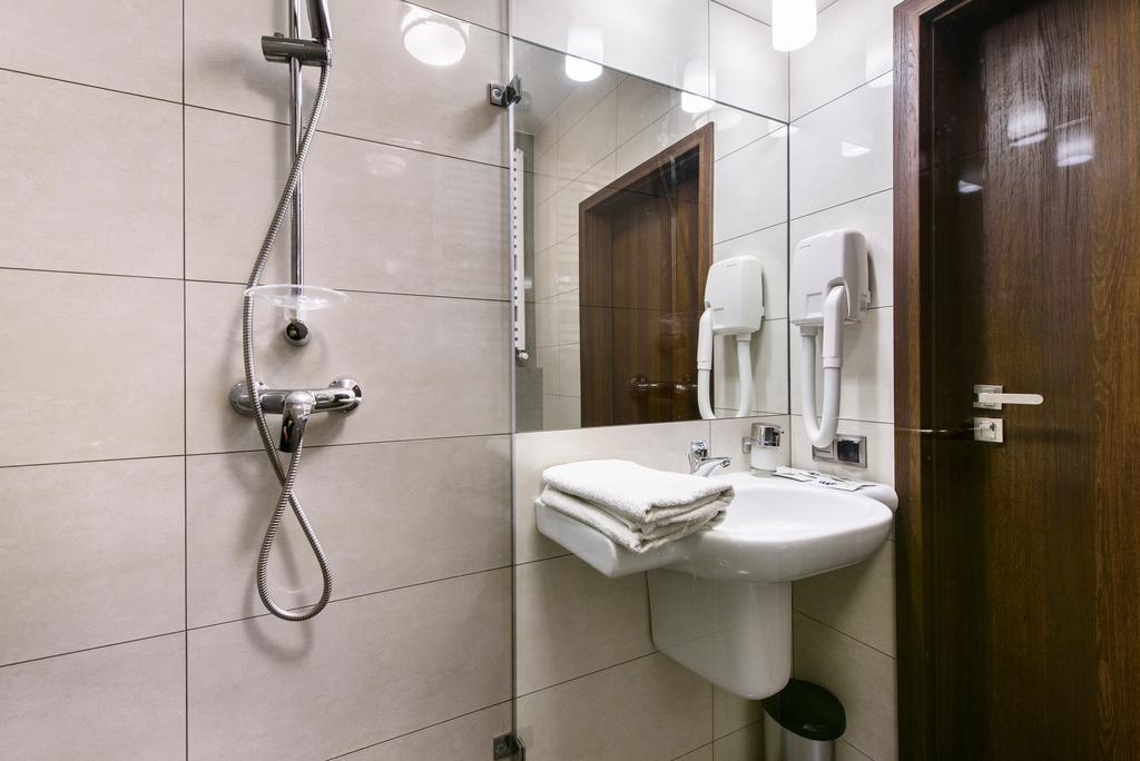 Hotel Nowy Dwor Trzebnica Esterno foto