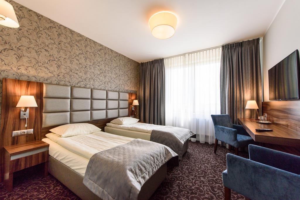 Hotel Nowy Dwor Trzebnica Esterno foto