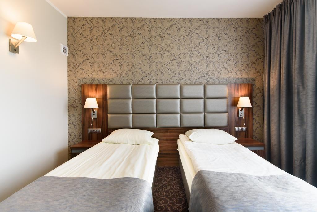 Hotel Nowy Dwor Trzebnica Esterno foto