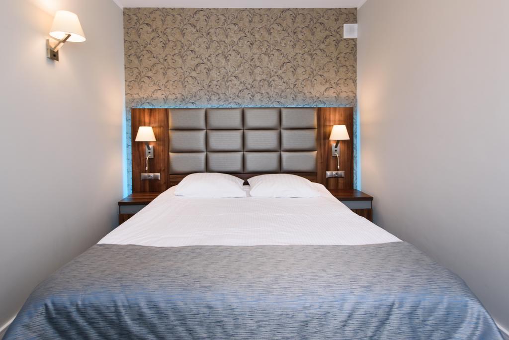 Hotel Nowy Dwor Trzebnica Esterno foto