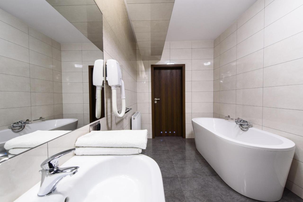 Hotel Nowy Dwor Trzebnica Esterno foto