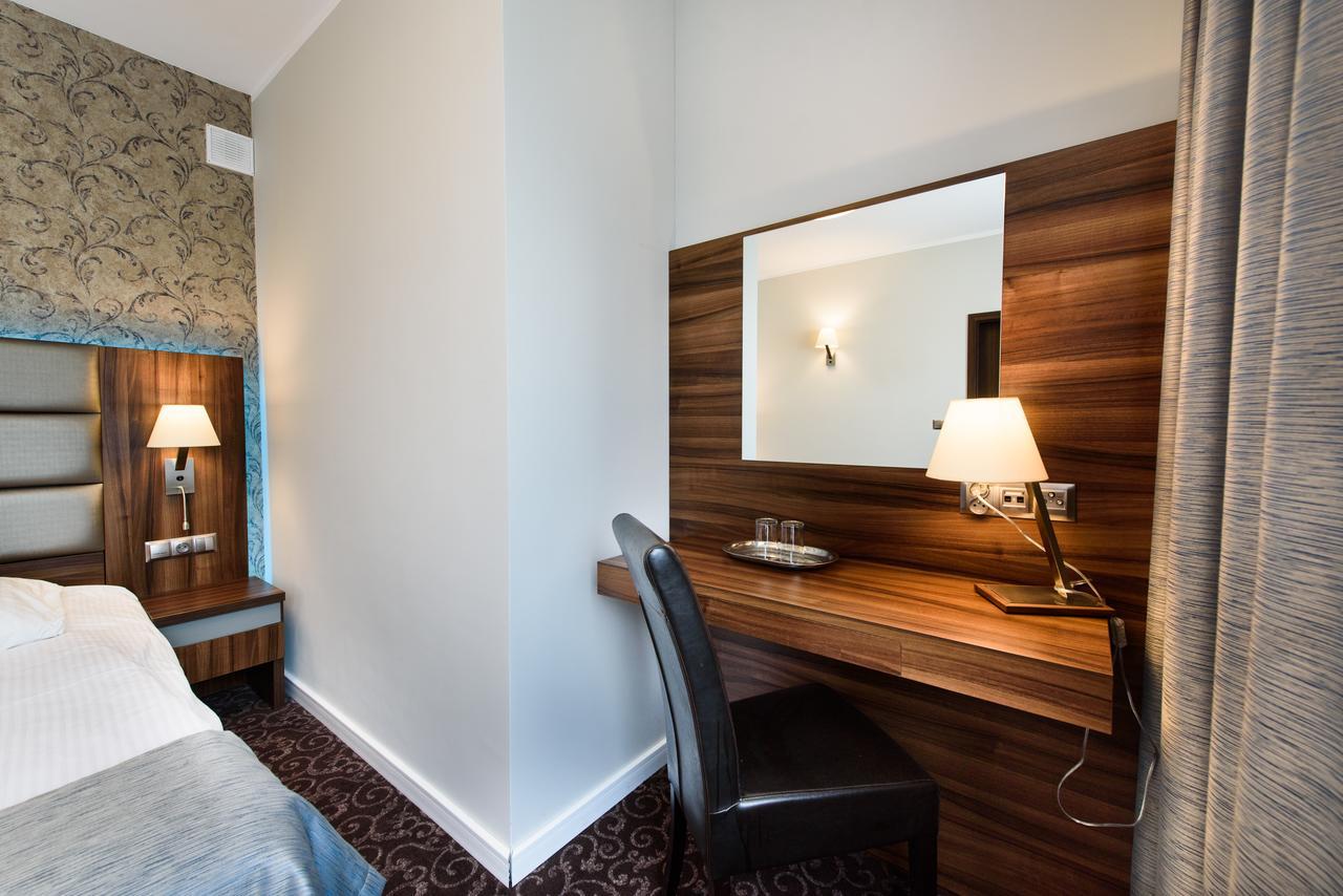 Hotel Nowy Dwor Trzebnica Esterno foto