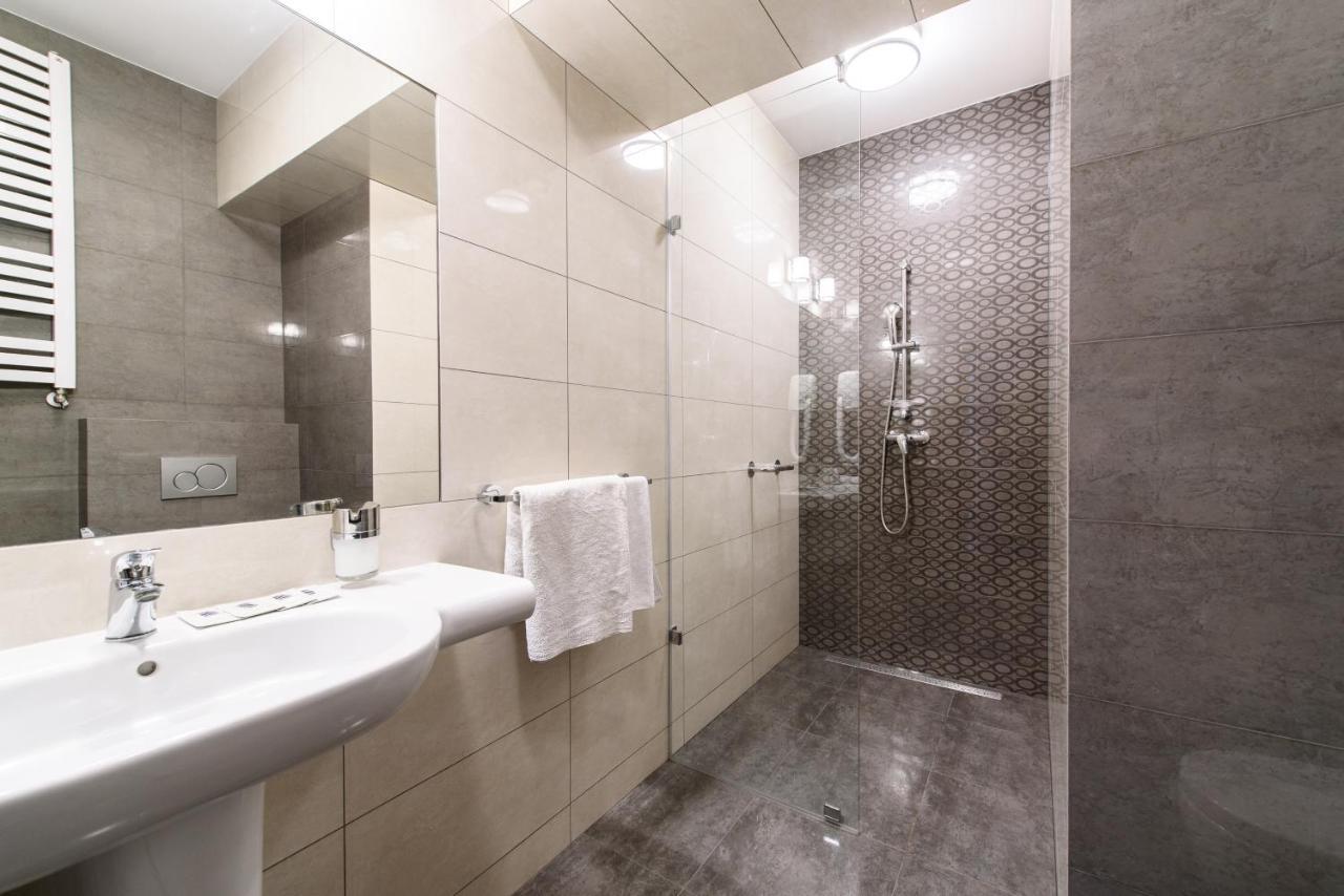 Hotel Nowy Dwor Trzebnica Esterno foto