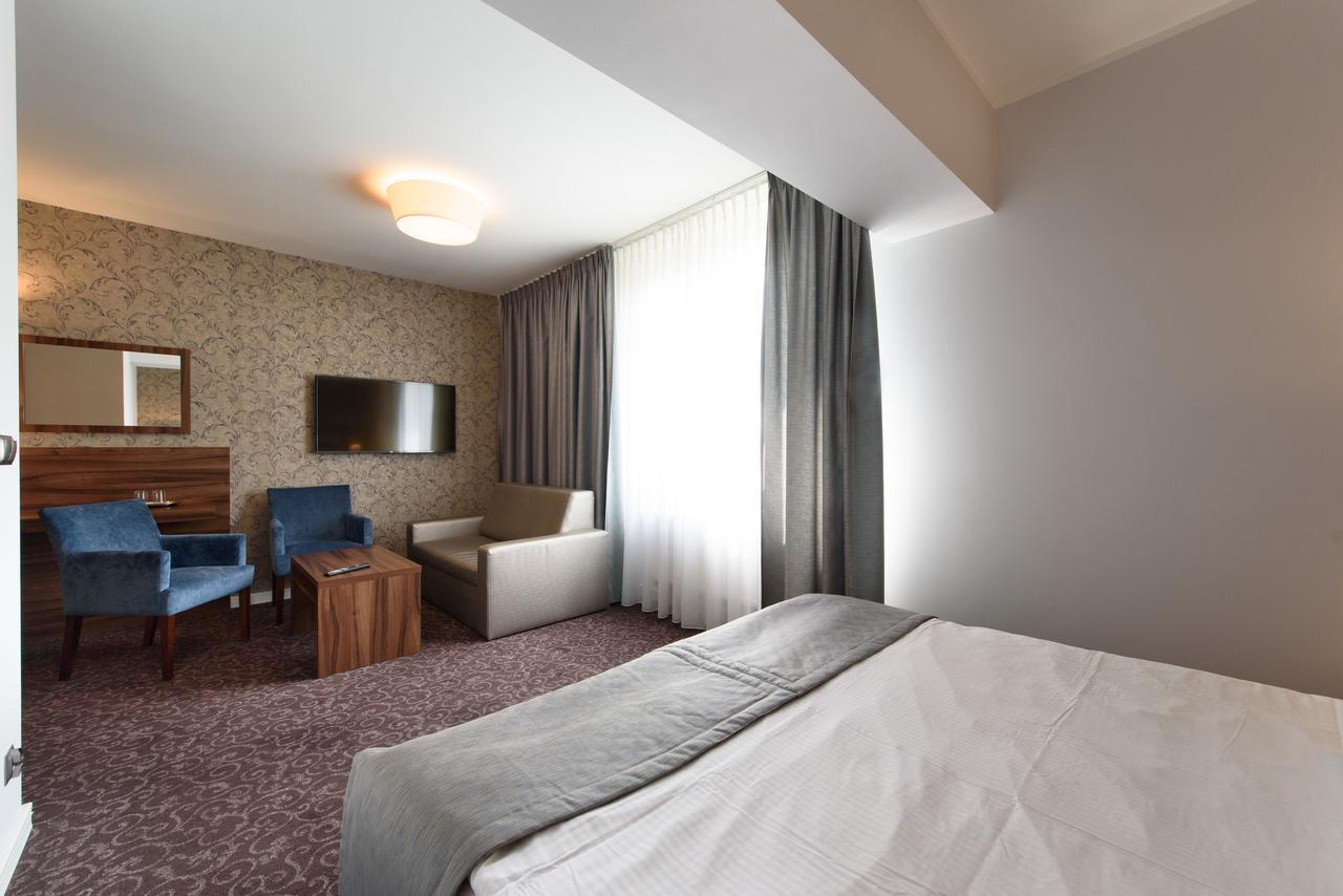 Hotel Nowy Dwor Trzebnica Esterno foto